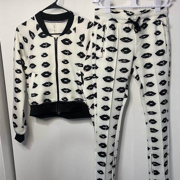 Long sleeve zip front printed jacket and leggings set. - Picture 5 of 8